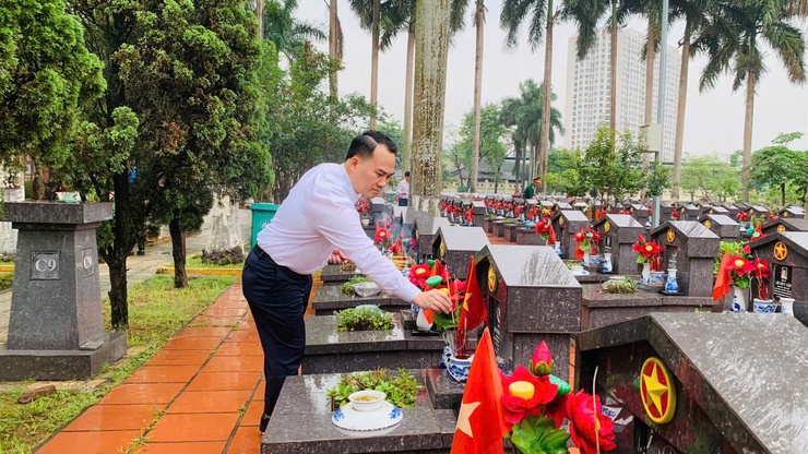 Lãnh đạo Bộ Tư lệnh Thủ đô và phường Tây Tựu viếng nghĩa trang liệt sĩ- Ảnh 4.