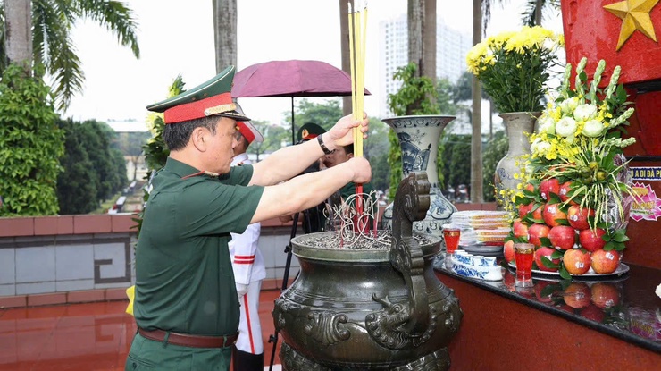 Lãnh đạo Bộ Tư lệnh Thủ đô và phường Tây Tựu viếng nghĩa trang liệt sĩ- Ảnh 2.