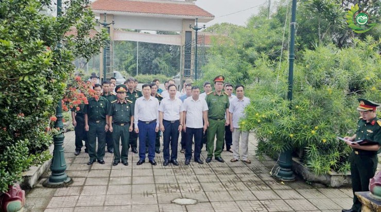 Phú Cát tổ chức dâng hương viếng Nghĩa trang Liệt sĩ và Nhà bia tưởng niệm nhân dịp kỷ niệm 30/4 và 1/5- Ảnh 3.