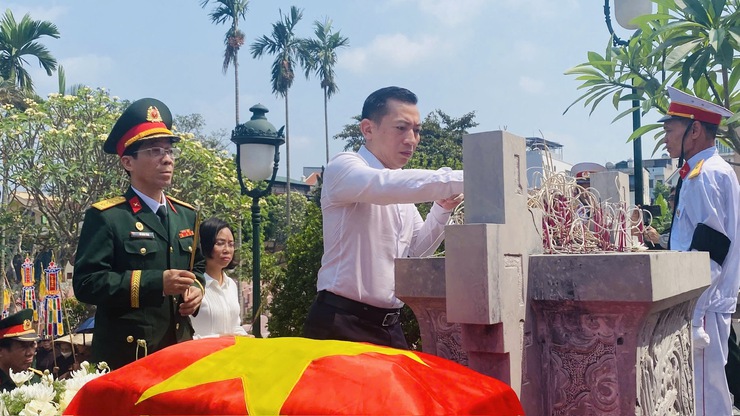 Trang trọng Lễ đón nhận, truy điệu và an táng hài cốt liệt sĩ Lê Quyết Chiến- Ảnh 3.