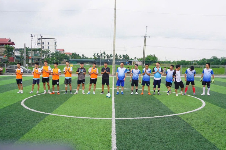 Giao hữu bóng đá chào mừng các ngày lễ lớn- Ảnh 1.