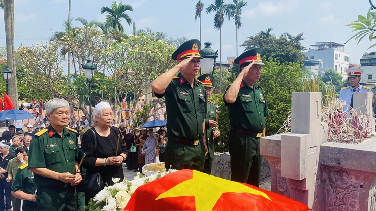 Trang trọng Lễ đón nhận, truy điệu và an táng hài cốt liệt sĩ Lê Quyết Chiến- Ảnh 4.