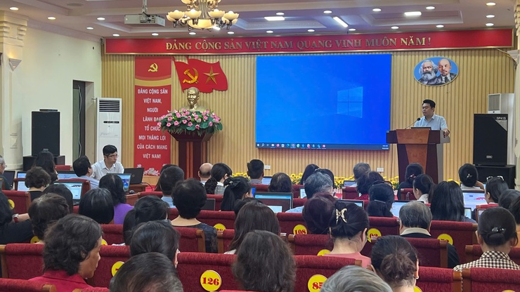 THỰC HIỆN TẬP HUẤN, HƯỚNG DẪN NGHIỆP VỤ SỬ DỤNG HỆ THỐNG THÔNG TIN GIẢI QUYẾT THỦ TỤC HÀNH CHÍNH CỦA ĐẢNG ĐỐI VỚI 04 THỦ TỤC HÀNH CHÍNH CHO CÁN BỘ CƠ SỞ TẠI PHƯỜNG VĂN MIẾU – QUỐC TỬ GIÁM- Ảnh 1.