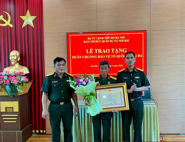 TRAO TẶNG HUÂN CHƯƠNG BẢO VỆ TỔ QUỐC HẠNG BA CHO ĐẠI TÁ HÀ VĂN TRÌNH- Ảnh 2.