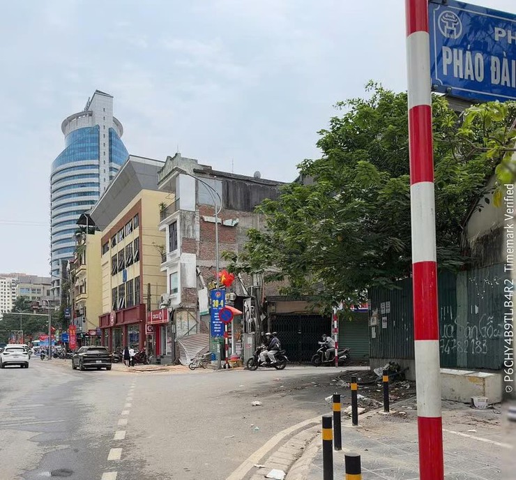 Xử lý vi phạm đỗ ô tô sai quy định tại phố Huỳnh Thúc Kháng kéo dài- Ảnh 4.