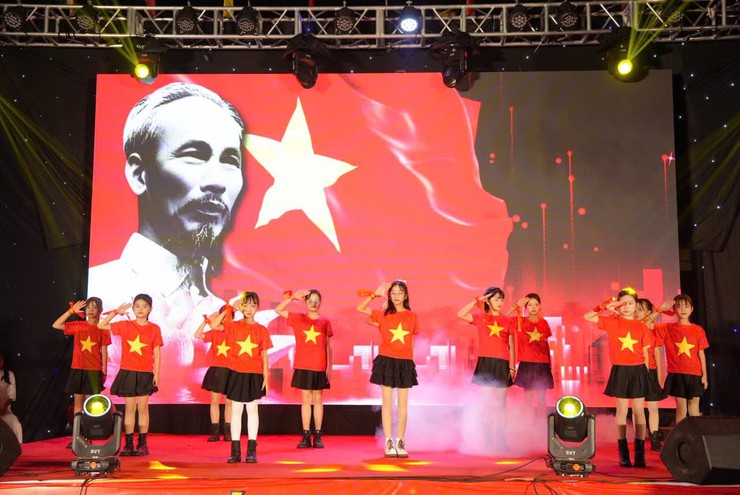 TƯNG BỪNG ĐÊM VĂN NGHỆ CHÀO MỪNG 51 NĂM NGÀY GIẢI PHÓNG MIỀN NAM, THỐNG NHẤT ĐẤT NƯỚC (30/4/1975 – 30/4/2026)- Ảnh 8.