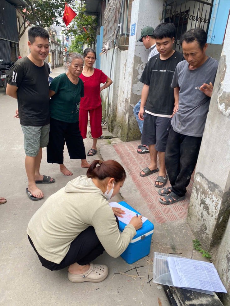 TIẾP TỤC ĐẨY MẠNH TIÊM PHÒNG VẮC XIN DẠI CHO ĐÀN CHÓ, MÈO TRÊN ĐỊA BÀN XÃ THANH OAI- Ảnh 6.