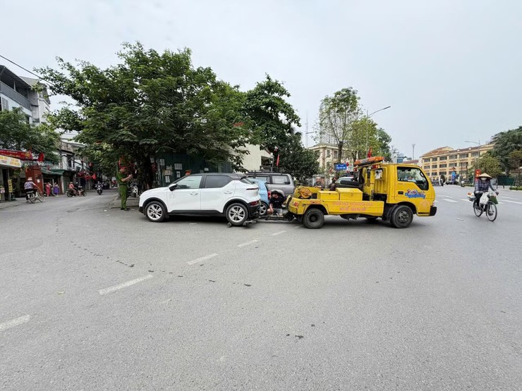 Xử lý vi phạm đỗ ô tô sai quy định tại phố Huỳnh Thúc Kháng kéo dài- Ảnh 1.