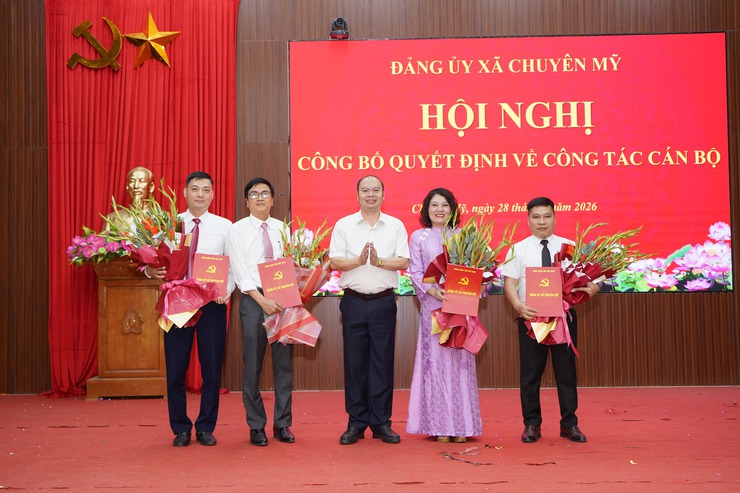 Đảng ủy xã Chuyên Mỹ tổ chức hội nghị công bố quyết định về công tác cán bộ- Ảnh 1.