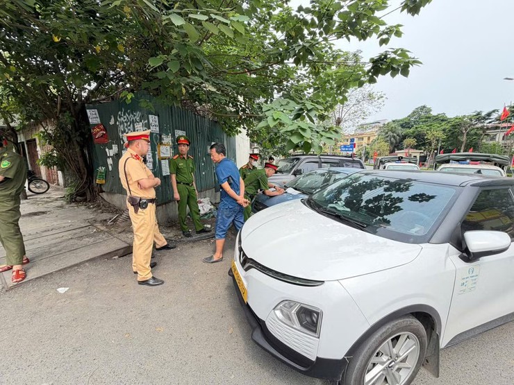 Xử lý vi phạm đỗ ô tô sai quy định tại phố Huỳnh Thúc Kháng kéo dài- Ảnh 2.