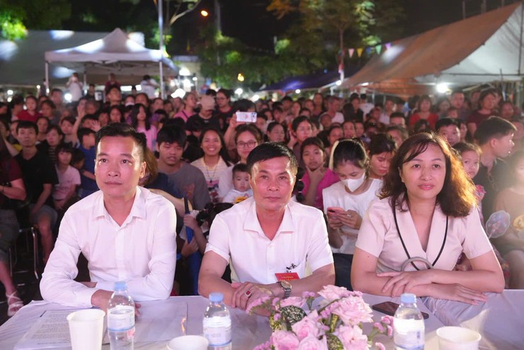 TƯNG BỪNG ĐÊM VĂN NGHỆ CHÀO MỪNG 51 NĂM NGÀY GIẢI PHÓNG MIỀN NAM, THỐNG NHẤT ĐẤT NƯỚC (30/4/1975 – 30/4/2026)- Ảnh 1.