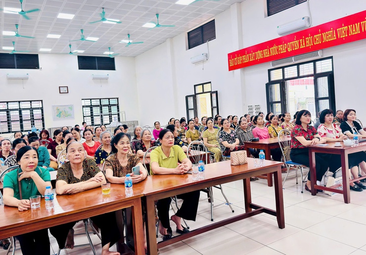 Phụ nữ Nam Phù chung tay phân loại rác thải tại nguồn: Từ thay đổi thói quen đến xây dựng nếp sống xanh- Ảnh 7.