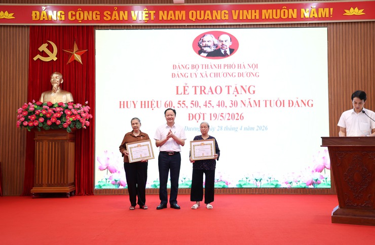 Đảng ủy xã Chương Dương tổ chức trao huy hiệu Đảng đợt 19/5 và giao ban công tác tháng 4- Ảnh 1.