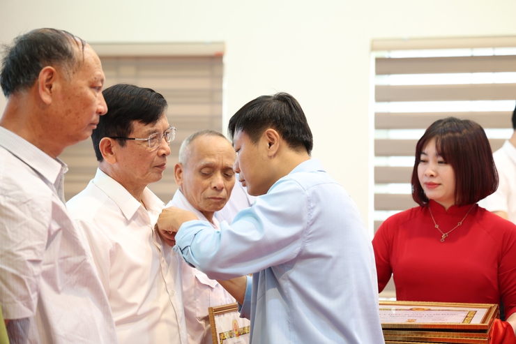 Đảng ủy xã Chương Dương tổ chức trao huy hiệu Đảng đợt 19/5 và giao ban công tác tháng 4- Ảnh 2.