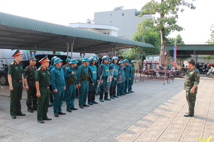 Ban CHQS xã Hòa Lạc luyện tập phương án sẵn sàng chiến đấu dịp nghỉ lễ 30/4 và 1/5- Ảnh 1.