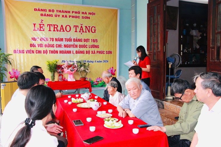 PHÚC SƠN: TRANG TRỌNG TỔ CHỨC LỄ TRAO TẶNG HUY HIỆU 70 NĂM TUỔI ĐẢNG- Ảnh 1.