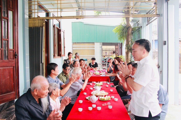 PHÚC SƠN: TRANG TRỌNG TỔ CHỨC LỄ TRAO TẶNG HUY HIỆU 70 NĂM TUỔI ĐẢNG- Ảnh 3.