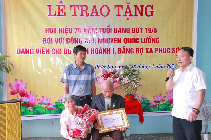 PHÚC SƠN: TRANG TRỌNG TỔ CHỨC LỄ TRAO TẶNG HUY HIỆU 70 NĂM TUỔI ĐẢNG- Ảnh 2.
