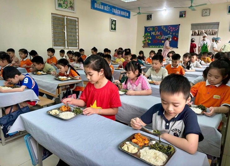 Phường Dương Nội kiểm tra, truy xuất nguồn gốc thực phẩm tại các đơn vị cung ứng thực phẩm cho các trường học trên địa bàn phường- Ảnh 1.