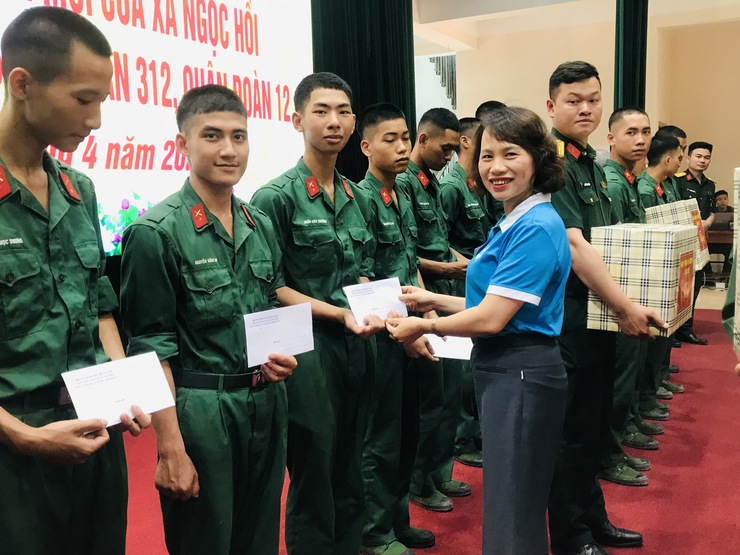 THẮM TÌNH QUÂN DÂN: LÃNH ĐẠO XÃ NGỌC HỒI THĂM, ĐỘNG VIÊN CHIẾN SỸ MỚI TẠI TRUNG ĐOÀN 165- Ảnh 4.