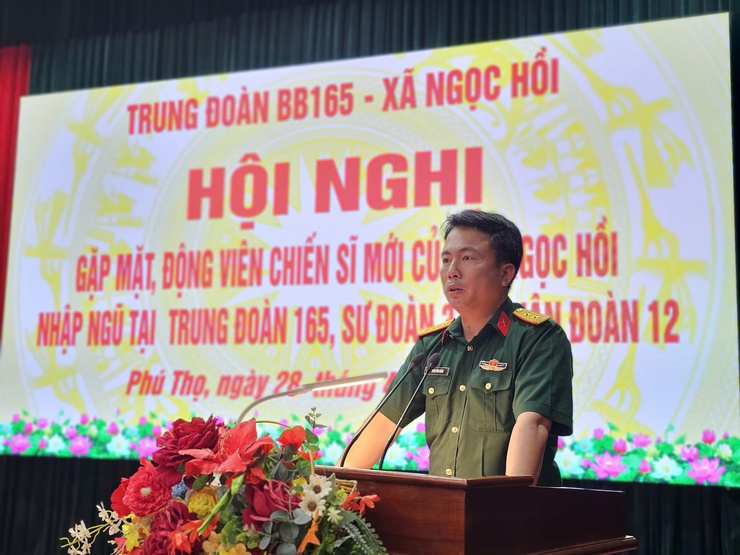 THẮM TÌNH QUÂN DÂN: LÃNH ĐẠO XÃ NGỌC HỒI THĂM, ĐỘNG VIÊN CHIẾN SỸ MỚI TẠI TRUNG ĐOÀN 165- Ảnh 1.