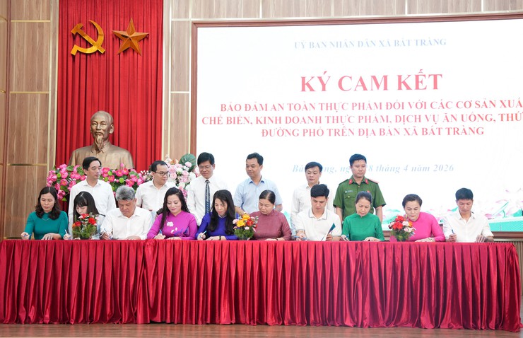 Bát Tràng phát động "Tháng hành động vì an toàn thực phẩm năm 2026"; Ra mắt tuyến phố an toàn thực phẩm- Ảnh 3.