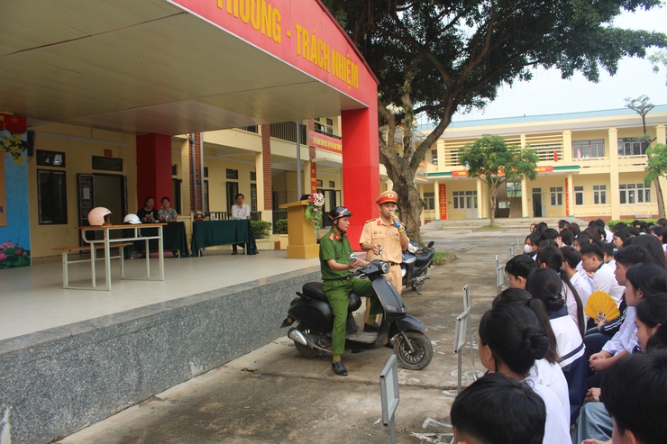 Công an xã Phú Xuyên triển khai đồng bộ các giải pháp bảo đảm TTATGT, TTĐT dịp lễ 30/4 và 01/5- Ảnh 1.