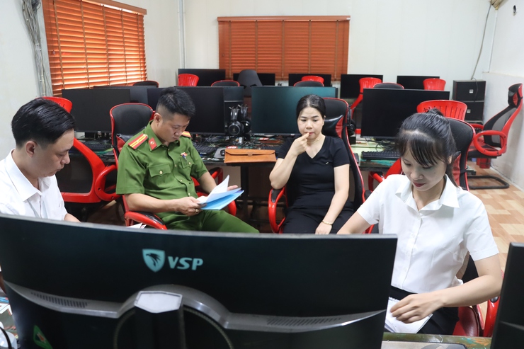 Phú Xuyên kiểm tra các điểm kinh doanh Internet, phát hiện vi phạm giờ hoạt động và PCCC- Ảnh 1.