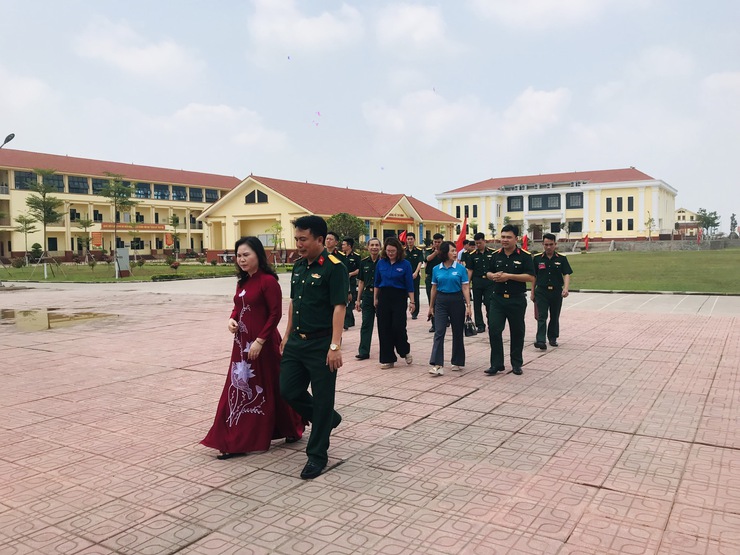 THẮM TÌNH QUÂN DÂN: LÃNH ĐẠO XÃ NGỌC HỒI THĂM, ĐỘNG VIÊN CHIẾN SỸ MỚI TẠI TRUNG ĐOÀN 165- Ảnh 5.