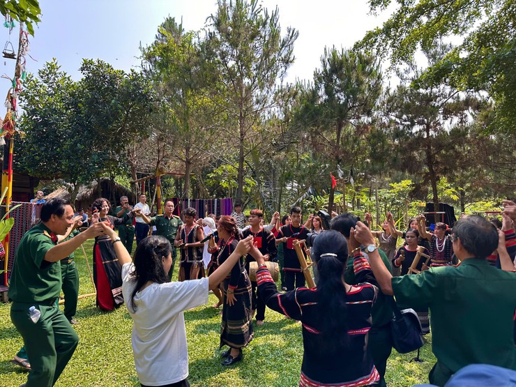 Sôi nổi các hoạt động Kỷ niệm 80 năm Ngày truyền thống ngành công tác dân tộc

- Ảnh 1.