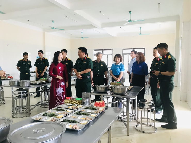 THẮM TÌNH QUÂN DÂN: LÃNH ĐẠO XÃ NGỌC HỒI THĂM, ĐỘNG VIÊN CHIẾN SỸ MỚI TẠI TRUNG ĐOÀN 165- Ảnh 6.