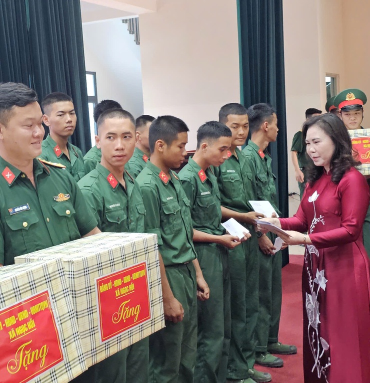 THẮM TÌNH QUÂN DÂN: LÃNH ĐẠO XÃ NGỌC HỒI THĂM, ĐỘNG VIÊN CHIẾN SỸ MỚI TẠI TRUNG ĐOÀN 165- Ảnh 3.