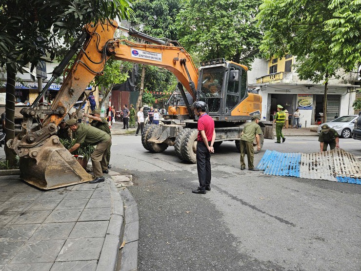 Phường Long Biên ra quân xử lý vi phạm trật tự đô thị tại Tổ dân phố số 1 và Tổ dân phố số 2- Ảnh 4.