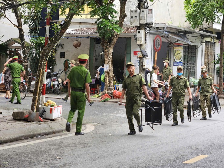 Phường Long Biên ra quân xử lý vi phạm trật tự đô thị tại Tổ dân phố số 1 và Tổ dân phố số 2- Ảnh 2.