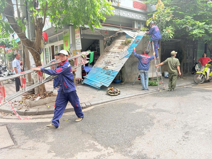 Phường Long Biên ra quân xử lý vi phạm trật tự đô thị tại Tổ dân phố số 1 và Tổ dân phố số 2- Ảnh 3.