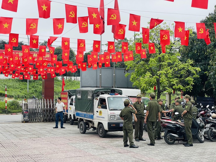 Phường Long Biên ra quân xử lý vi phạm trật tự đô thị tại Tổ dân phố số 1 và Tổ dân phố số 2- Ảnh 1.
