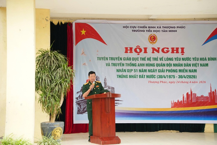Cựu chiến binh xã Thượng Phúc giáo dục truyền thống yêu nước cho học sinh trường Tiểu học Tân Minh- Ảnh 1.