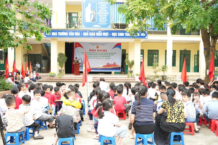 Cựu chiến binh xã Thượng Phúc giáo dục truyền thống yêu nước cho học sinh trường Tiểu học Tân Minh- Ảnh 3.