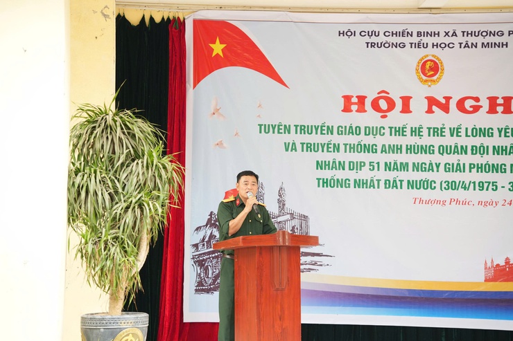 Cựu chiến binh xã Thượng Phúc giáo dục truyền thống yêu nước cho học sinh trường Tiểu học Tân Minh- Ảnh 2.