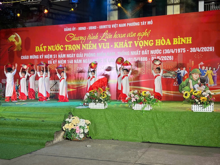 Phường Tây Mỗ rực rỡ đêm liên hoan nghệ thuật "Đất nước trọn niềm vui – Khát vọng hòa bình"- Ảnh 3.