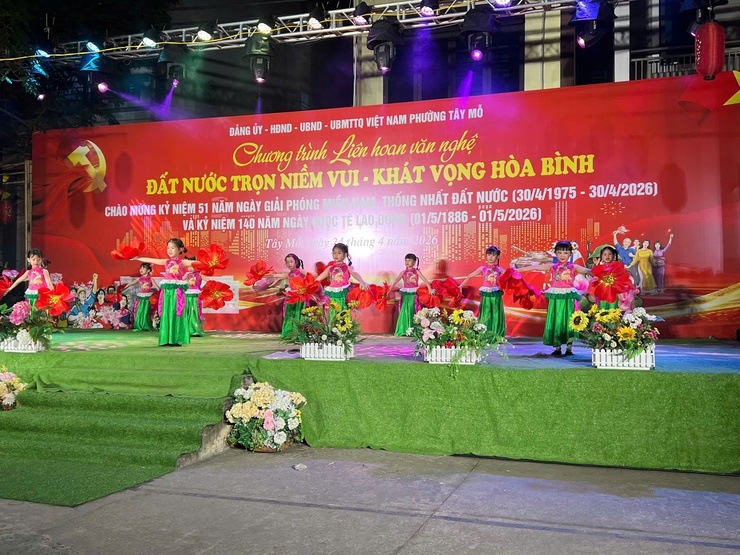 Phường Tây Mỗ rực rỡ đêm liên hoan nghệ thuật "Đất nước trọn niềm vui – Khát vọng hòa bình"- Ảnh 2.