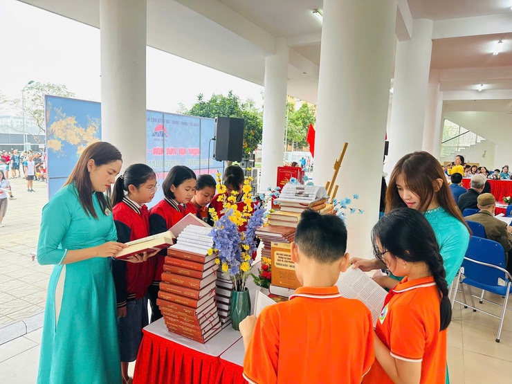 Long Biên sôi nổi hưởng ứng Ngày Sách và Văn hóa đọc Việt Nam – Lan tỏa tri thức, bồi đắp nền tảng phát triển bền vững- Ảnh 2.