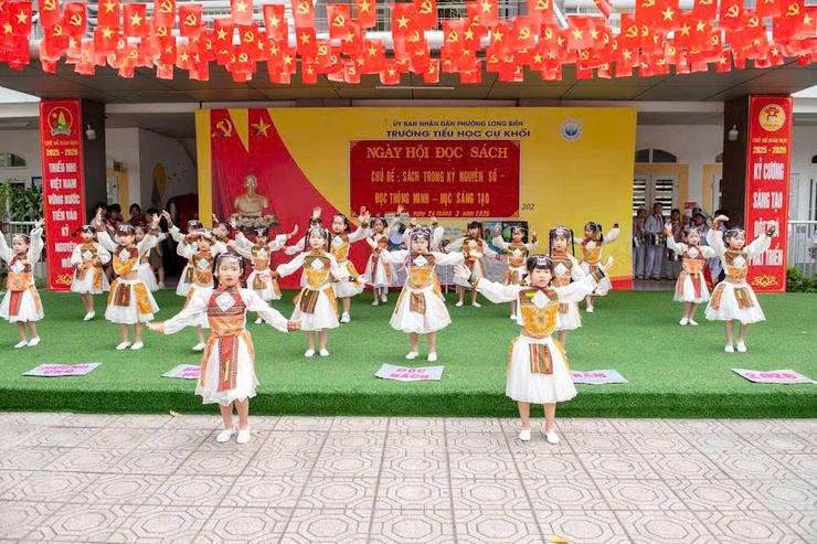 Long Biên sôi nổi hưởng ứng Ngày Sách và Văn hóa đọc Việt Nam – Lan tỏa tri thức, bồi đắp nền tảng phát triển bền vững- Ảnh 5.