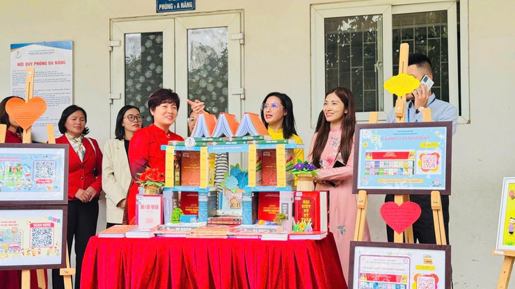 Long Biên sôi nổi hưởng ứng Ngày Sách và Văn hóa đọc Việt Nam – Lan tỏa tri thức, bồi đắp nền tảng phát triển bền vững- Ảnh 4.