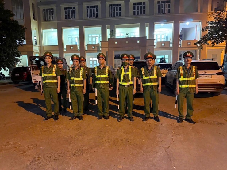 Ra quân giải quyết "điểm nghẽn" về trật tự đô thị 4 tháng đầu năm Công an phường Đông Ngạc xử lý 428 trường hợp vi phạm, xử phạt 174.500.000 đồng- Ảnh 1.