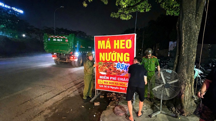 Ra quân giải quyết "điểm nghẽn" về trật tự đô thị 4 tháng đầu năm Công an phường Đông Ngạc xử lý 428 trường hợp vi phạm, xử phạt 174.500.000 đồng- Ảnh 5.