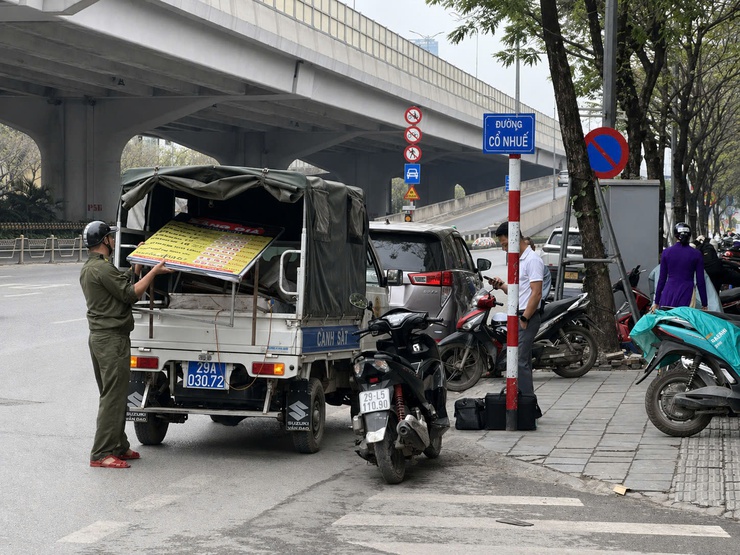 Ra quân giải quyết "điểm nghẽn" về trật tự đô thị 4 tháng đầu năm Công an phường Đông Ngạc xử lý 428 trường hợp vi phạm, xử phạt 174.500.000 đồng- Ảnh 3.