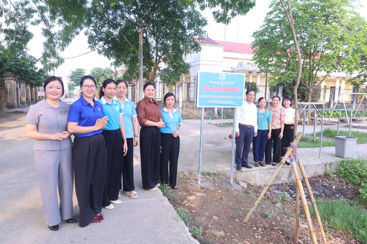 Ủy ban MTTQ và các tổ chức chính trị - xã hội xã Hòa Phú tổ chức gắn biển 4 công trình tiêu biểu- Ảnh 2.