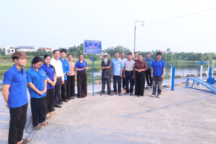 Ủy ban MTTQ và các tổ chức chính trị - xã hội xã Hòa Phú tổ chức gắn biển 4 công trình tiêu biểu- Ảnh 4.