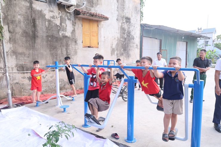 Ủy ban MTTQ và các tổ chức chính trị - xã hội xã Hòa Phú tổ chức gắn biển 4 công trình tiêu biểu- Ảnh 9.